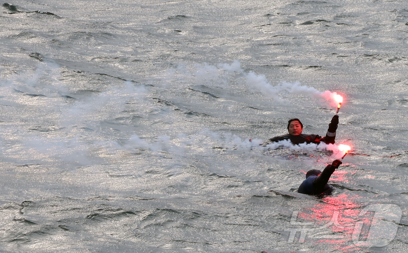 (인천=뉴스1) 이호윤 기자 = 25일 인천 중구 인천항 연안여객터미널에서 열린 레디코리아 4차 훈련(선박화재사고)에서 해양경찰구조대원들이 구조훈련을 하고 있다.