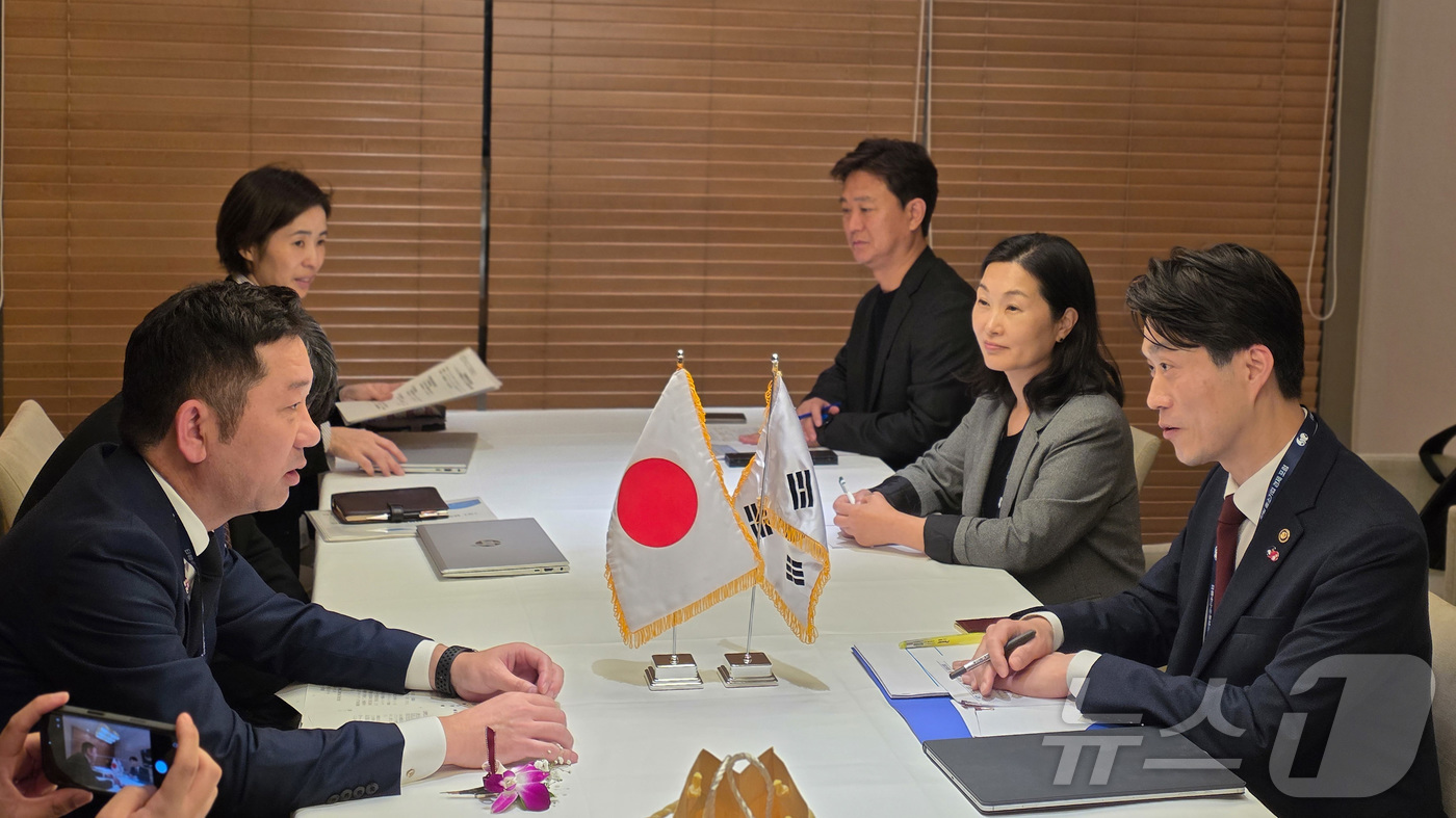 (서울=뉴스1) = 노용석 중소벤처기업부 제1차관이 25일(현지시간) 일본에서 일본 경제산업성 오치 토시유키 대신정무관을 만나 양국 간 스타트업 활성화 협력 방안을 논의하고 있다. …