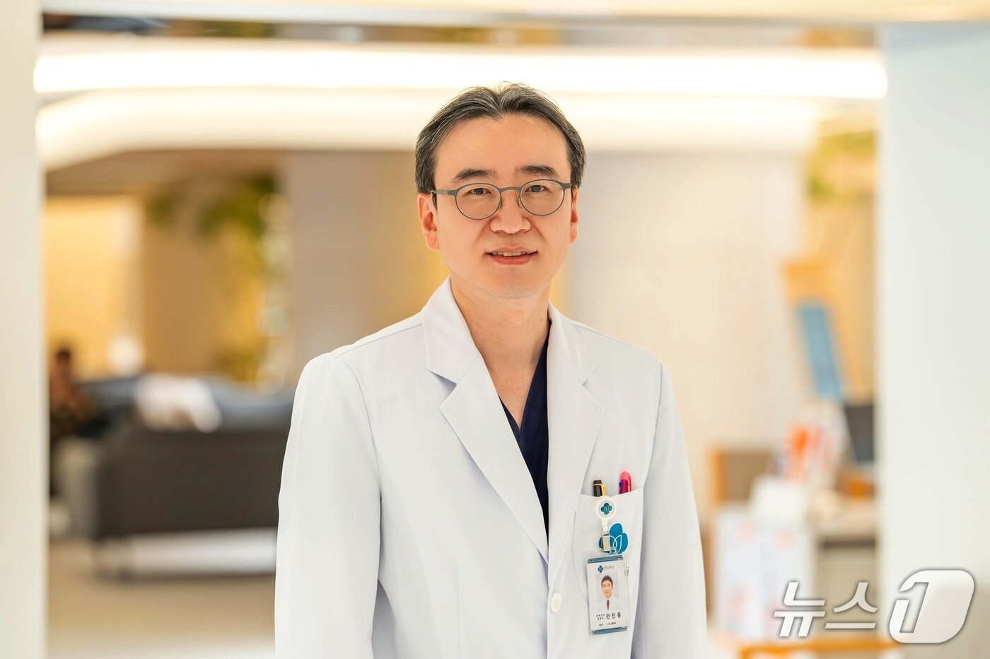 본문 이미지 - 미즈메디병원 진료부장인 전진동 산부인과 전문의&#40;53, 사진&#41;에게도 김우중 의료인상이 돌아갔다.&#40;대우재단 제공&#41;
