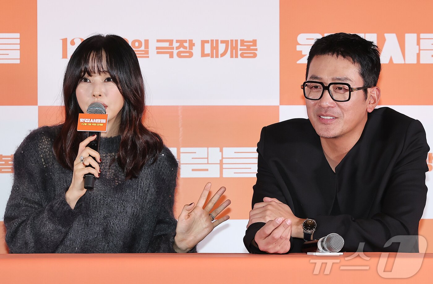 본문 이미지 - 배우 이하늬가 25일 오후 서울 강남구 메가박스 코엑스에서 열린 영화 ‘윗집 사람들’ 기자간담회에 참석해 취재진 질문에 답변하고 있다. 2025.11.25/뉴스1 ⓒ News1 김진환 기자