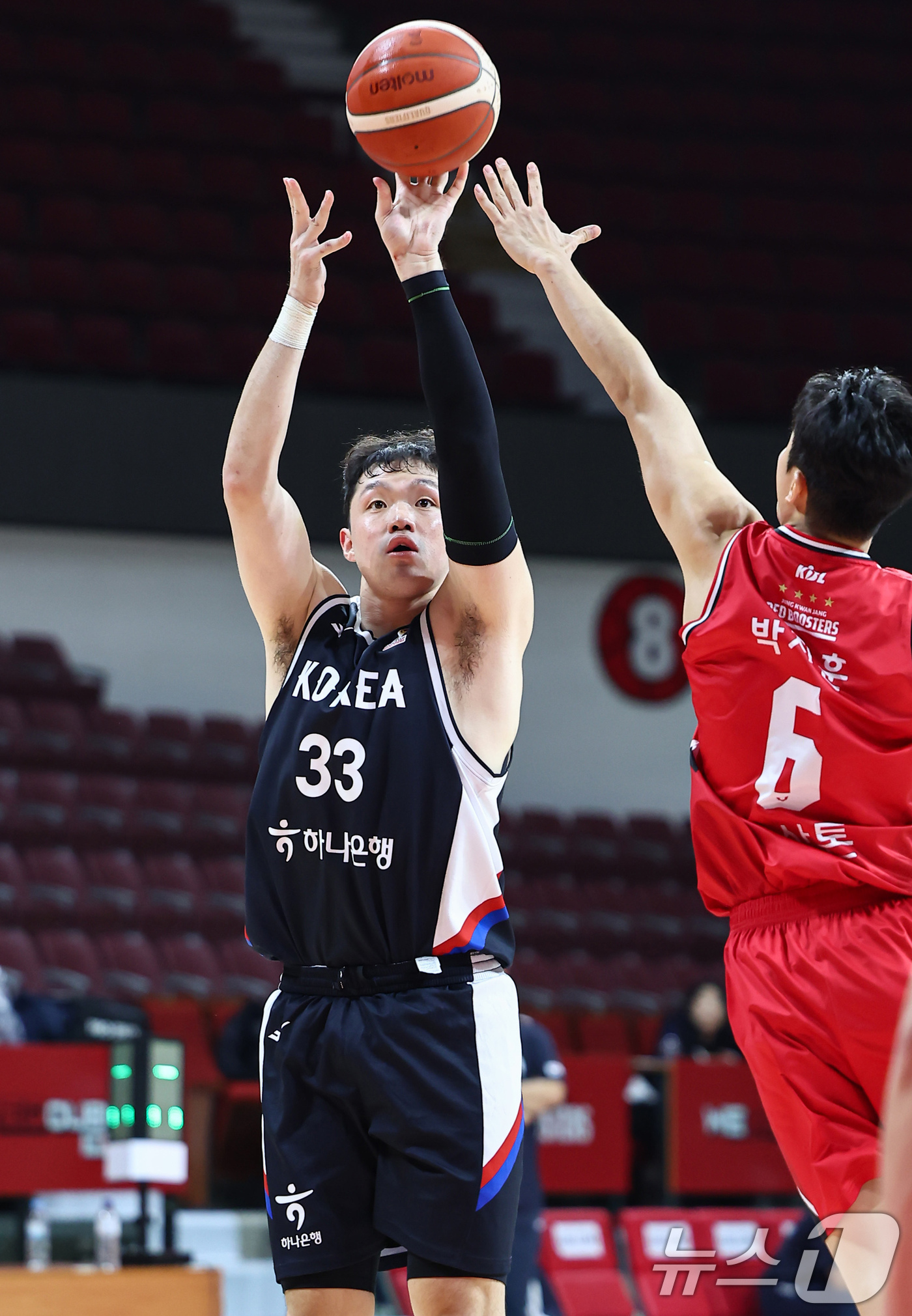 (안양=뉴스1) 김도우 기자 = 25일 경기 안양 정관장 아레나에서 열린 남자농구대표팀과 안양 정관장과의 연습경기, 대표팀 이승현이 슛을 하고 있다. 2025.11.25/뉴스1