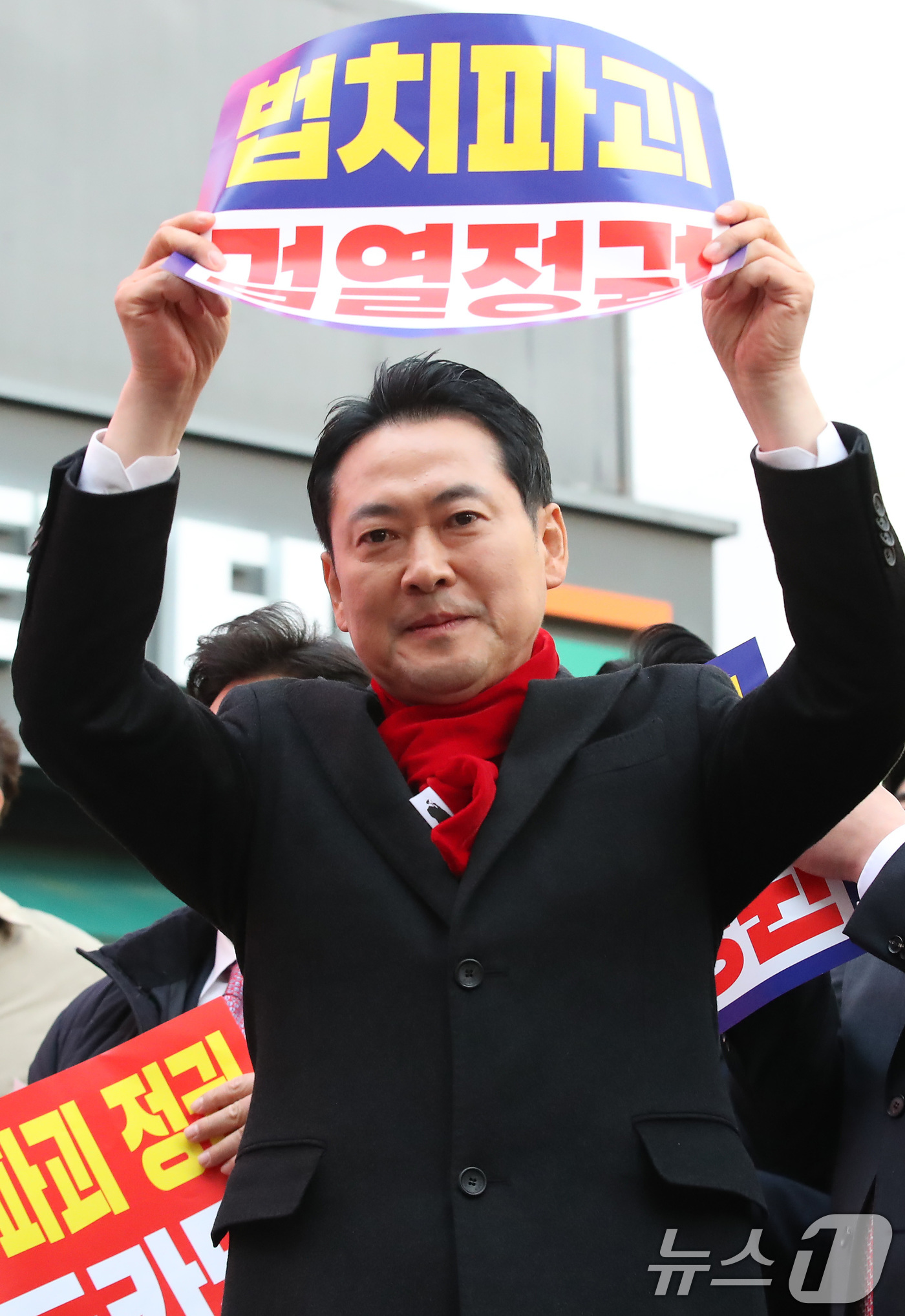 (구미=뉴스1) 공정식 기자 = 장동혁 국민의힘 대표가 25일 오후 경북 구미시 구미역 광장에서 열린 '민생회복과 법치수호 경북 국민대회'에 참석하고 있다. 2025.11.25/뉴 …