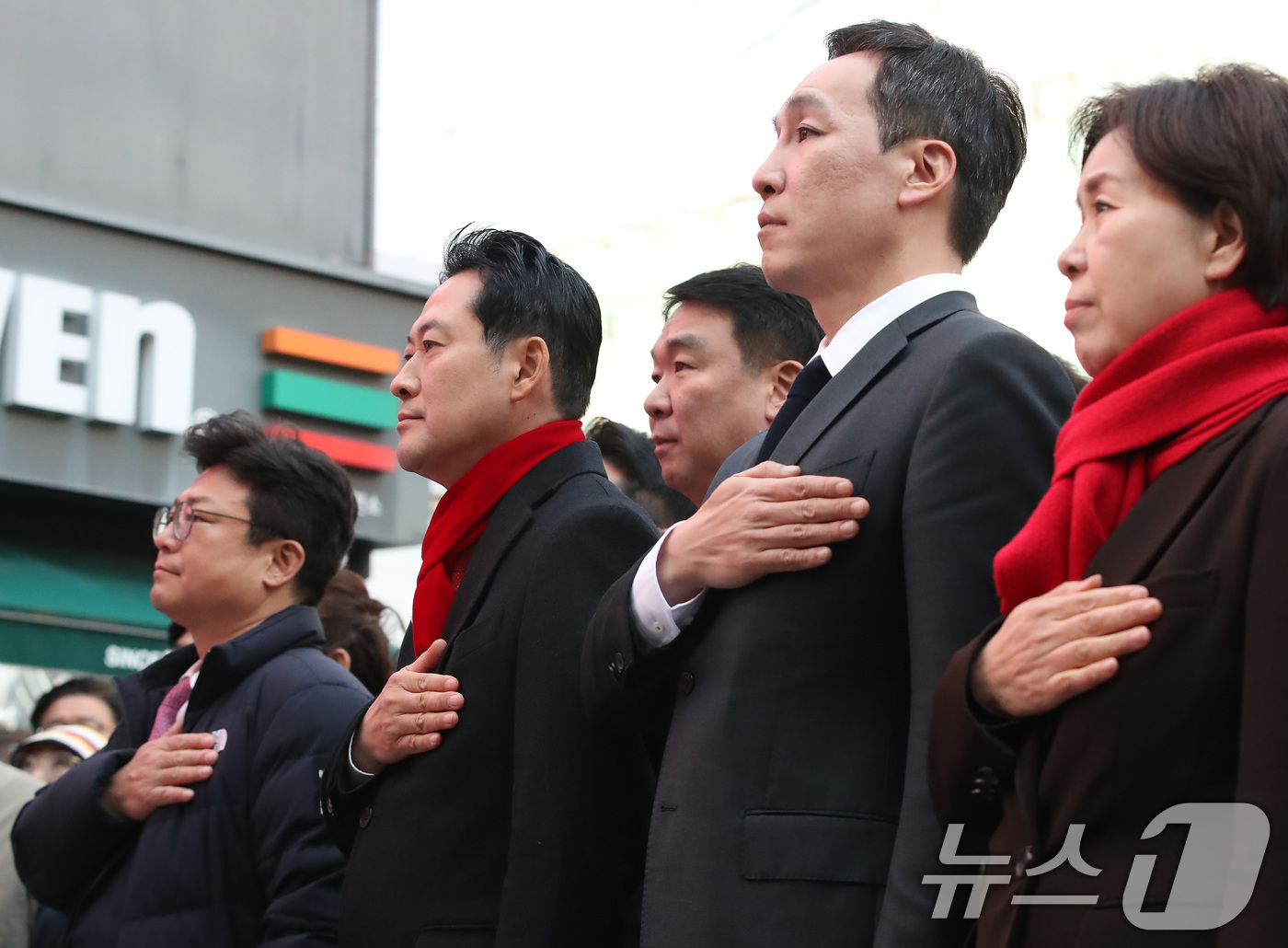 (구미=뉴스1) 공정식 기자 = 장동혁 국민의힘 대표가 25일 오후 경북 구미시 구미역 광장에서 열린 '민생회복과 법치수호 경북 국민대회'에 참석해 국민의례를 하고 있다. 2025 …