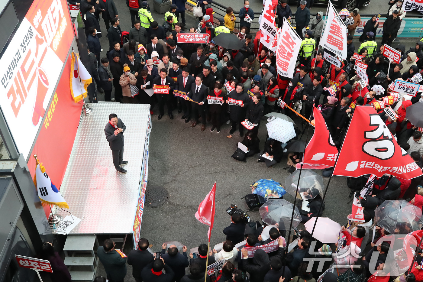 (구미=뉴스1) 공정식 기자 = 장동혁 국민의힘 대표가 25일 오후 경북 구미시 구미역 광장에서 열린 '민생회복과 법치수호 경북 국민대회'에서 연설하고 있다. 2025.11.25/ …