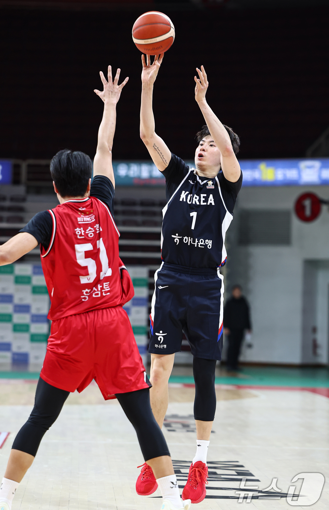 (안양=뉴스1) 김도우 기자 = 25일 경기 안양 정관장 아레나에서 열린 남자농구대표팀과 안양 정관장과의 연습경기, 대표팀 이현중이 슛을 하고 있다. 2025.11.25/뉴스1