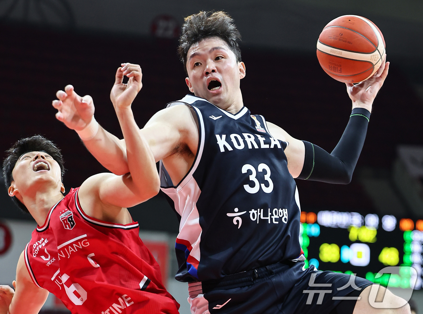 (안양=뉴스1) 김도우 기자 = 25일 경기 안양 정관장 아레나에서 열린 남자농구대표팀과 안양 정관장과의 연습경기, 대표팀 이승현이 리바운드 하고 있다. 2025.11.25/뉴스1 …