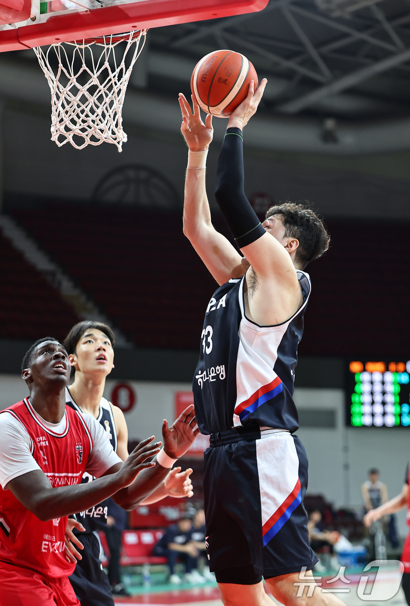 (안양=뉴스1) 김도우 기자 = 25일 경기 안양 정관장 아레나에서 열린 남자농구대표팀과 안양 정관장과의 연습경기, 대표팀 이승현이 슛을 하고 있다. 2025.11.25/뉴스1