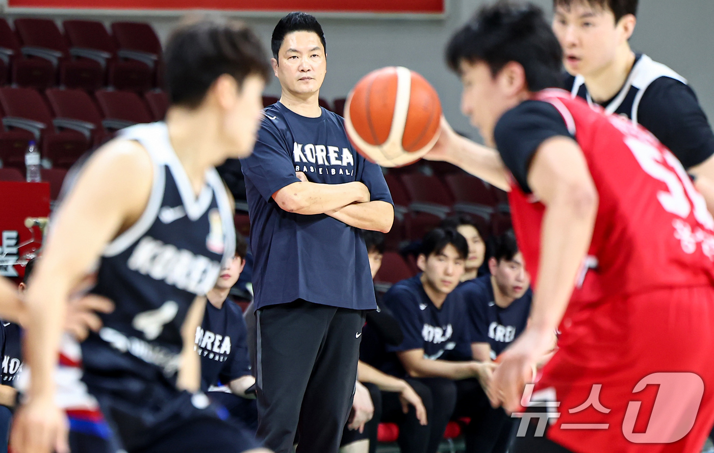 (안양=뉴스1) 김도우 기자 = 전희철 남자농구대표팀 감독이 25일 경기 안양 정관장 아레나에서 열린 남자농구대표팀과 안양 정관장과의 연습경기에서 선수들을 지켜보고 있다. 2025 …