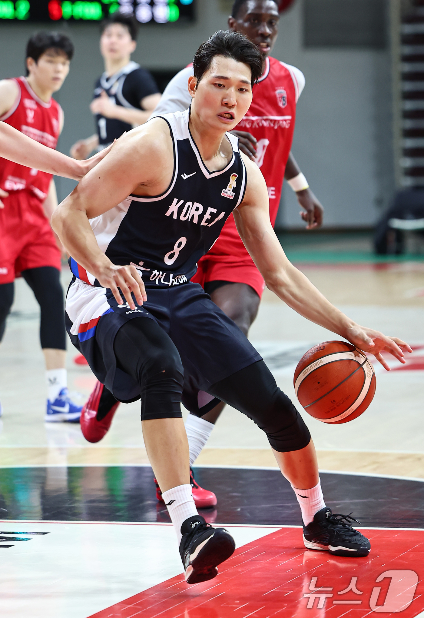 (안양=뉴스1) 김도우 기자 = 25일 경기 안양 정관장 아레나에서 열린 남자농구대표팀과 안양 정관장과의 연습경기, 대표팀 안영준이 공격을 시도하고 있다. 2025.11.25/뉴스 …