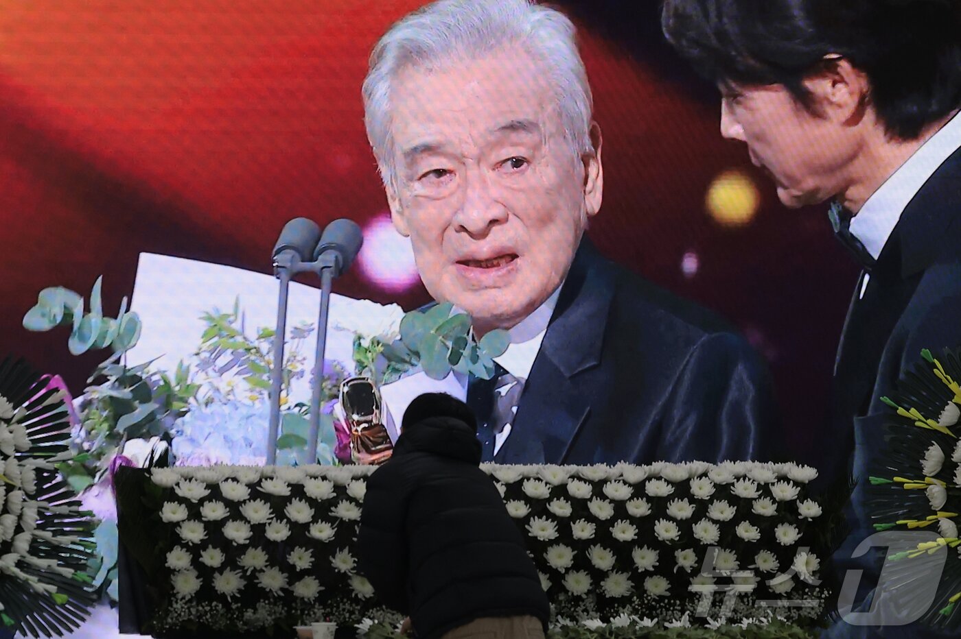 본문 이미지 - 25일 서울 여의도 KBS 본관 내 시청자광장에 마련된 故이순재의 특별 분향소에서 한 시민이 애도하고 있다. 고인은 이날 새벽 91세를 일기로 별세했다. 2025.11.25/뉴스1 ⓒ News1 권현진 기자