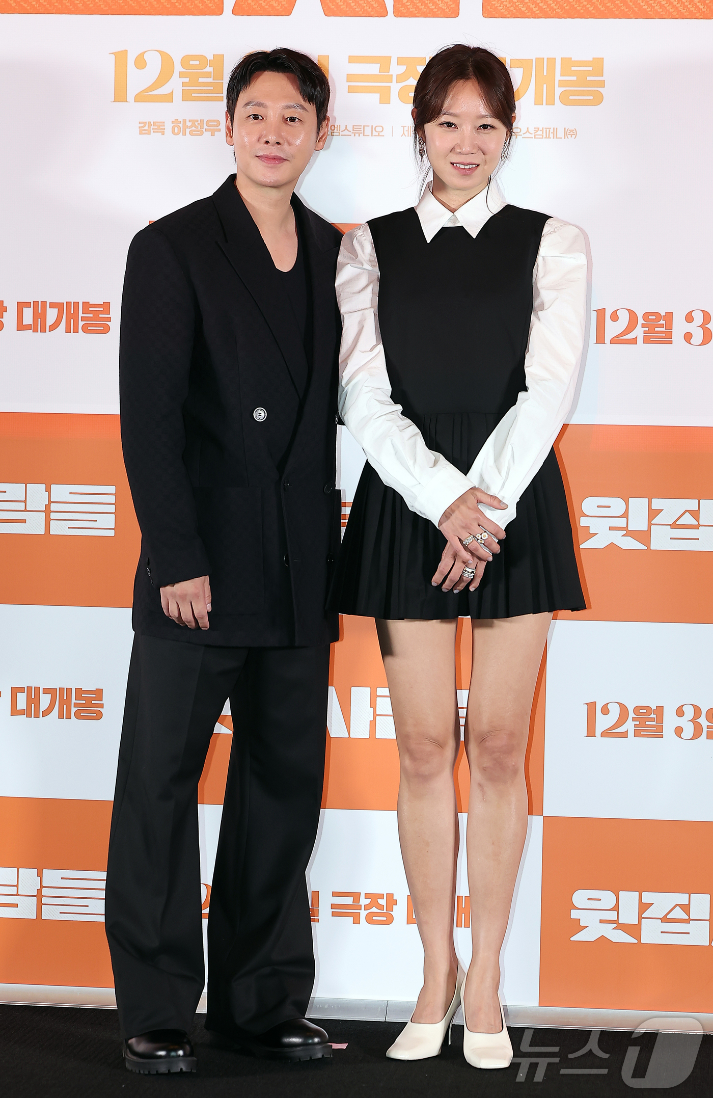 (서울=뉴스1) 김진환 기자 = 배우 김동욱과 공효진이 25일 오후 서울 강남구 메가박스 코엑스에서 열린 영화 ‘윗집 사람들’ 기자간담회에 참석해 포즈를 취하고 있다. 2025.1 …