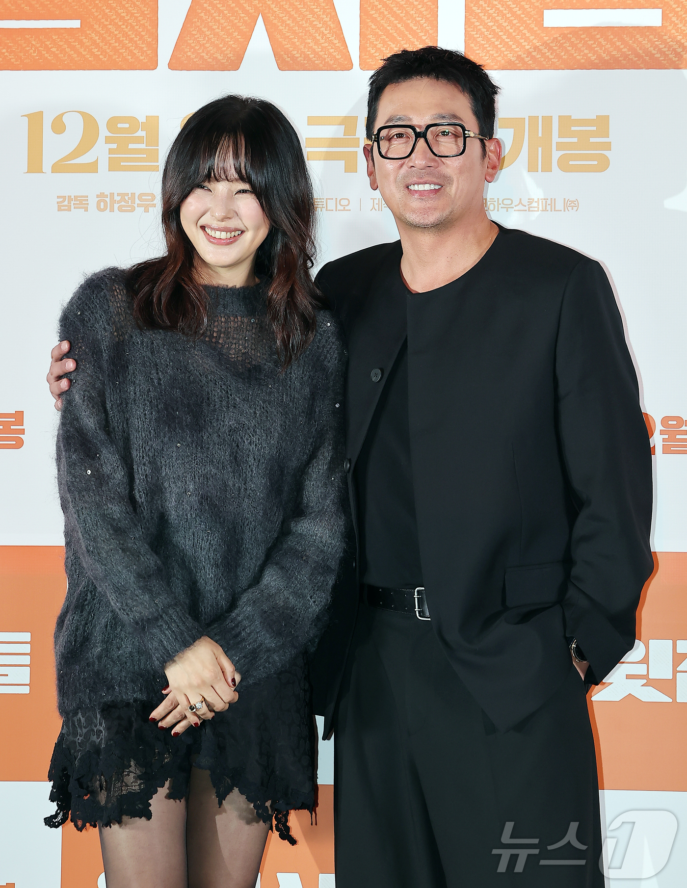 (서울=뉴스1) 김진환 기자 = 배우 이하늬와 감독 겸 배우 하정우가 25일 오후 서울 강남구 메가박스 코엑스에서 열린 영화 ‘윗집 사람들’ 기자간담회에 참석해 포즈를 취하고 있다 …