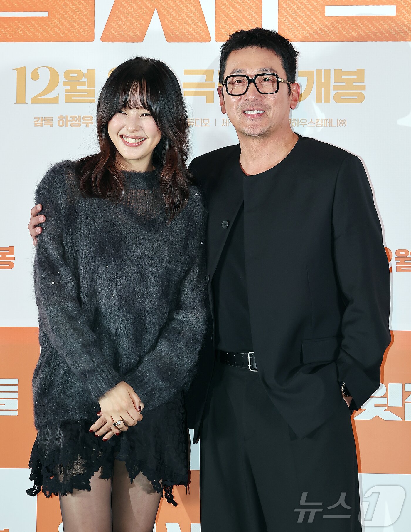 본문 이미지 - 배우 이하늬와 감독 겸 배우 하정우가 25일 오후 서울 강남구 메가박스 코엑스에서 열린 영화 ‘윗집 사람들’ 기자간담회에 참석해 포즈를 취하고 있다. 2025.11.25/뉴스1 ⓒ News1 김진환 기자