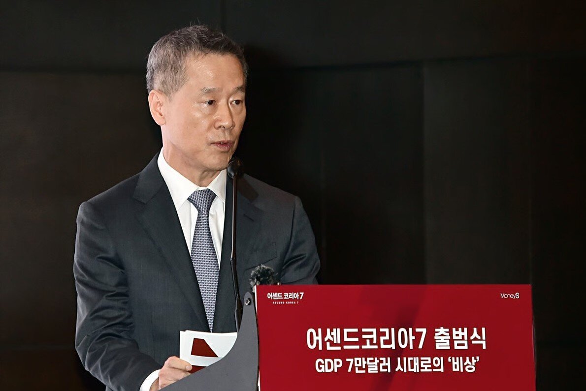 본문 이미지 - 홍선근 머니S 회장이 25일 서울 여의도 콘래드 호텔에서 열린 &#39;어센드 코리아 7&#39; 출범식에서 발표하고 있다. &#40;머니S 제공&#41;