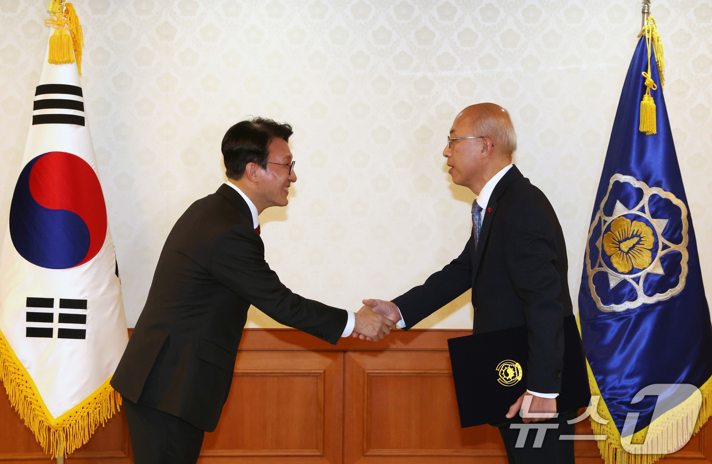 (서울=뉴스1) 임세영 기자 = 김민석 국무총리가 25일 서울 종로구 정부서울청사에서 열린 차관급 임명장 수여식에서 조원철 법제처장에게 임명장을 수여하고 있다. 2025.11.25 …