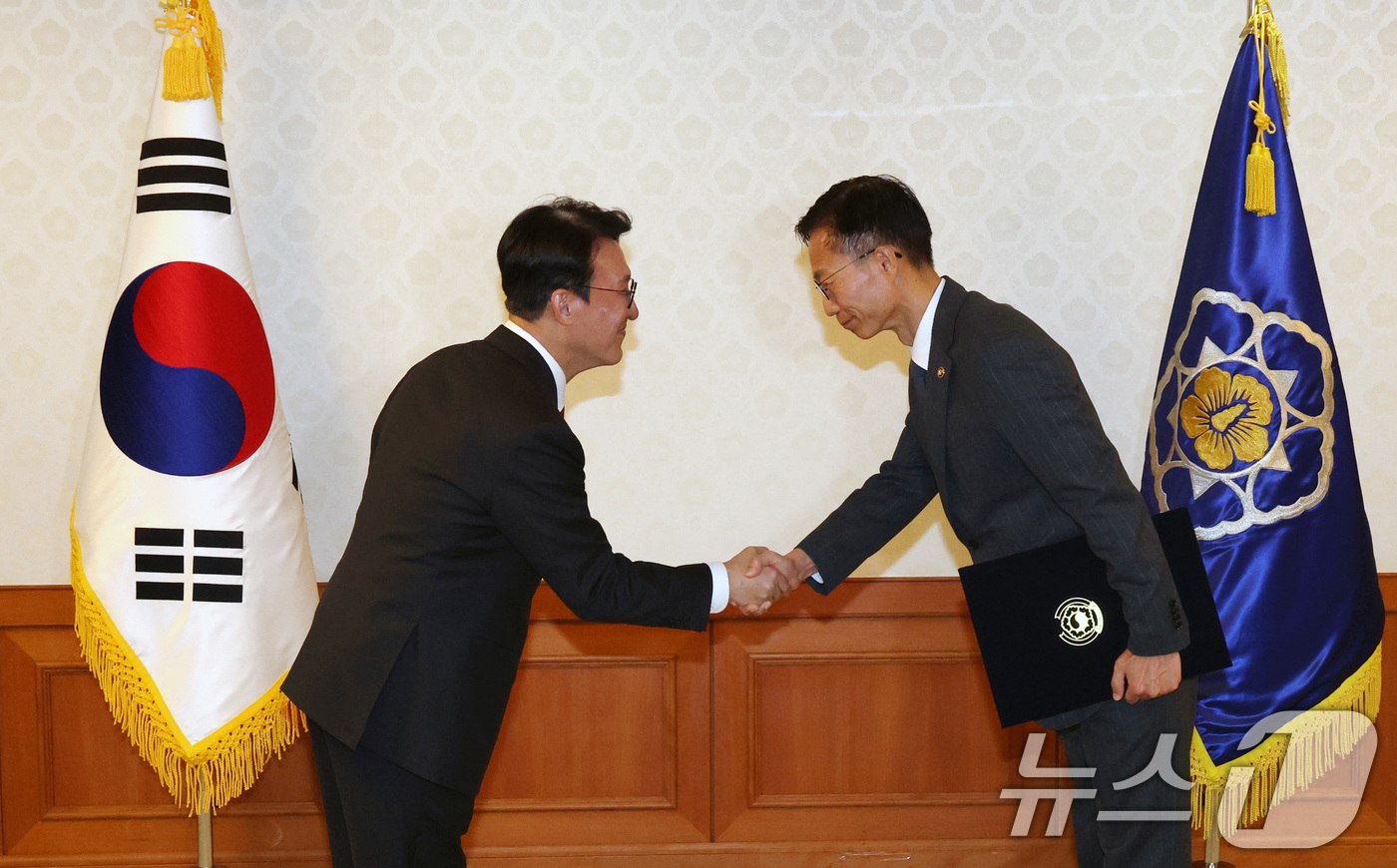 (서울=뉴스1) 임세영 기자 = 김민석 국무총리가 25일 서울 종로구 정부서울청사에서 열린 차관급 임명장 수여식에서 김용선 지식재산처장에게 임명장을 수여하고 있다. 2025.11. …