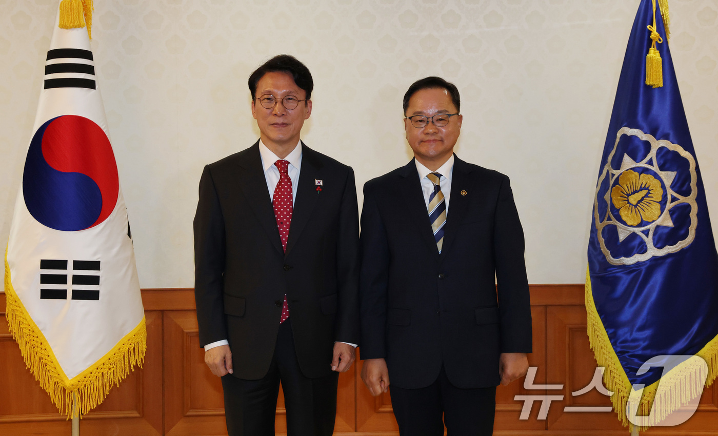 (서울=뉴스1) 임세영 기자 = 김민석 국무총리가 25일 서울 종로구 정부서울청사에서 열린 차관급 임명장 수여식에서 정구창 성평등가족부 차관에게 임명장 수여 후 기념촬영을 하고 있 …