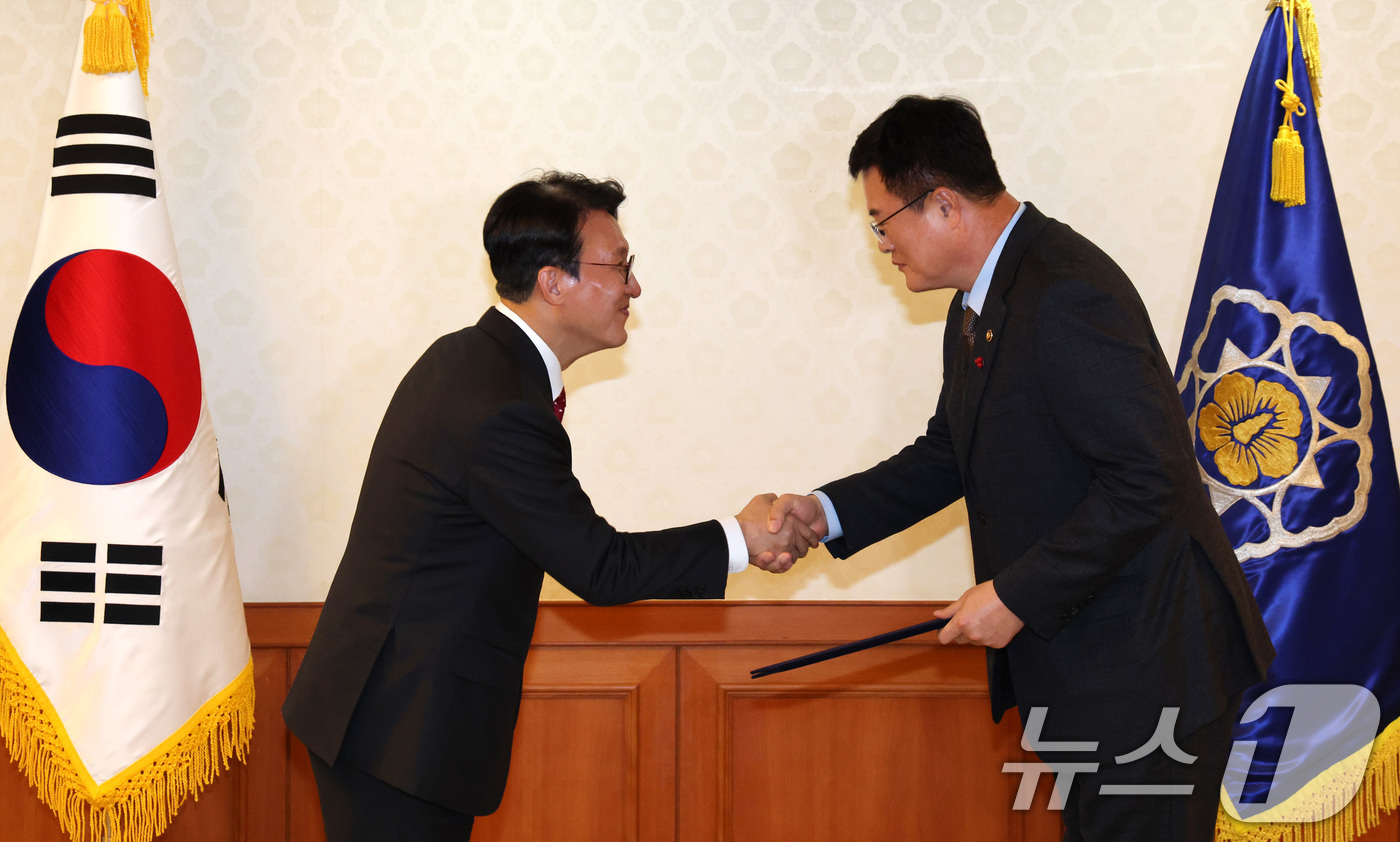 (서울=뉴스1) 임세영 기자 = 김민석 국무총리가 25일 서울 종로구 정부서울청사에서 열린 차관급 임명장 수여식에서 김대현 문화체육관광부 2차관에게 임명장을 수여하고 있다. 202 …