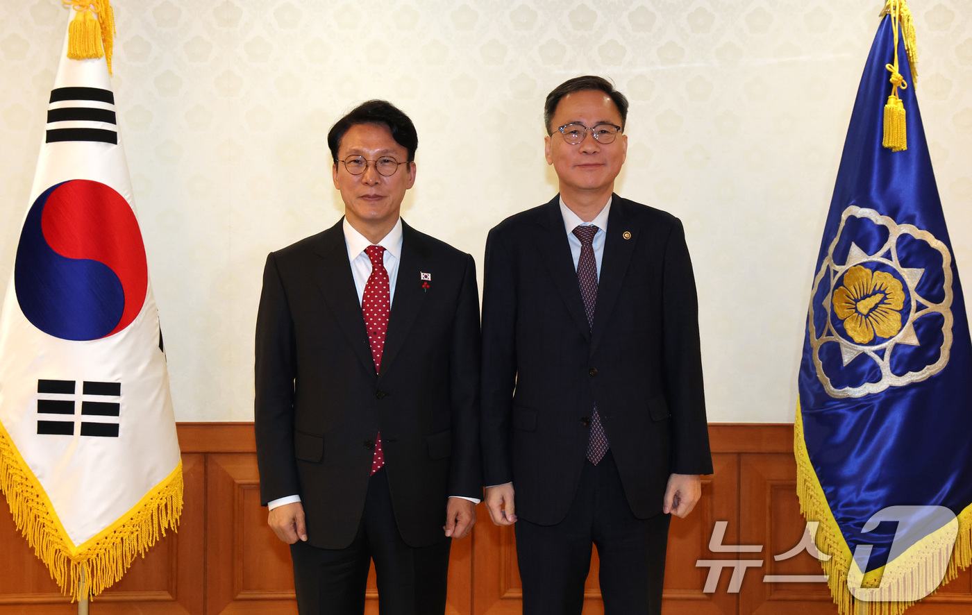 (서울=뉴스1) 임세영 기자 = 김민석 국무총리가 25일 서울 종로구 정부서울청사에서 열린 차관급 임명장 수여식에서 김영수 문화체육관광부 1차관에게 임명장 수여 후 기념촬영을 하고 …