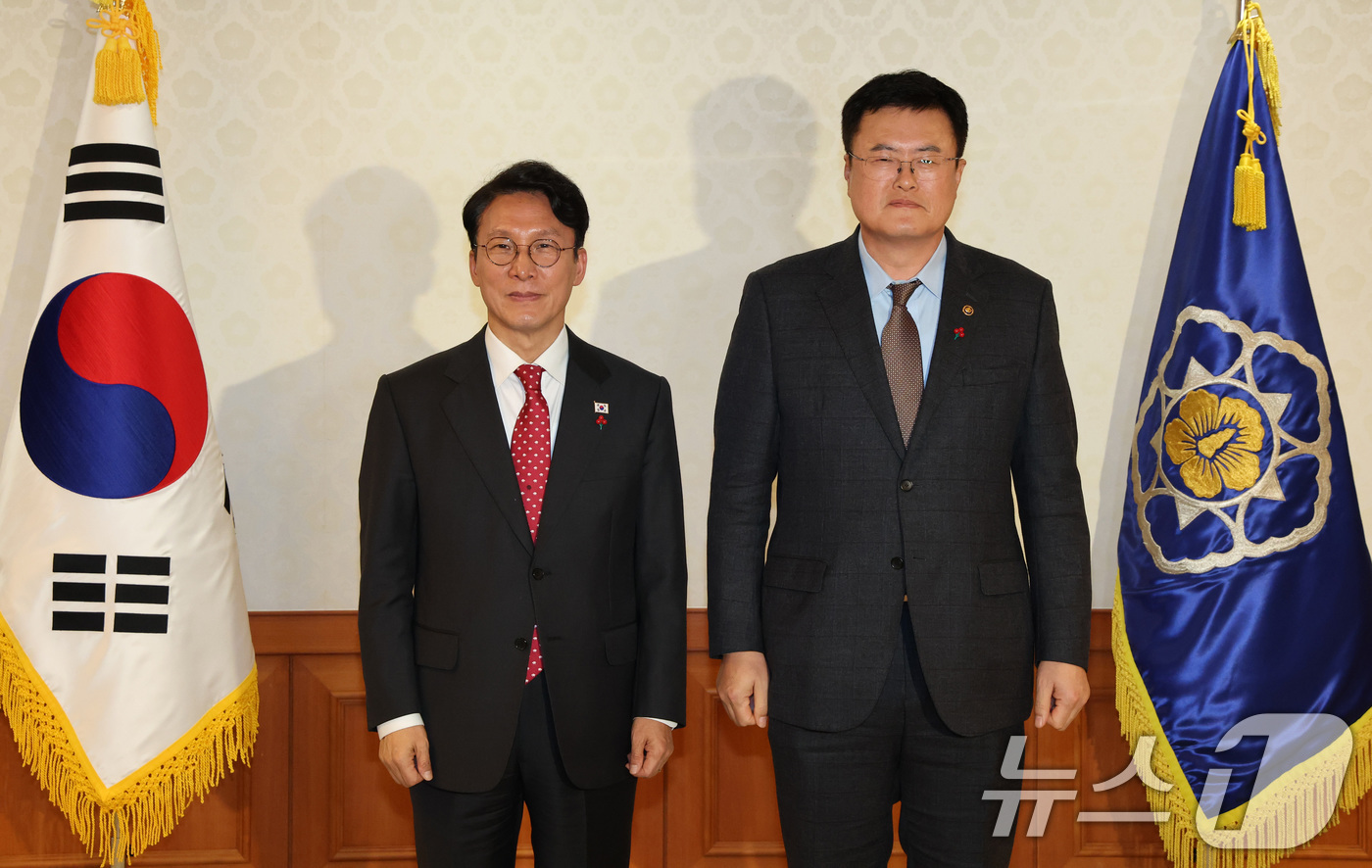 (서울=뉴스1) 임세영 기자 = 김민석 국무총리가 25일 서울 종로구 정부서울청사에서 열린 차관급 임명장 수여식에서 김대현 문화체육관광부 2차관에게 임명장을 수여 후 기념촬영을 하 …