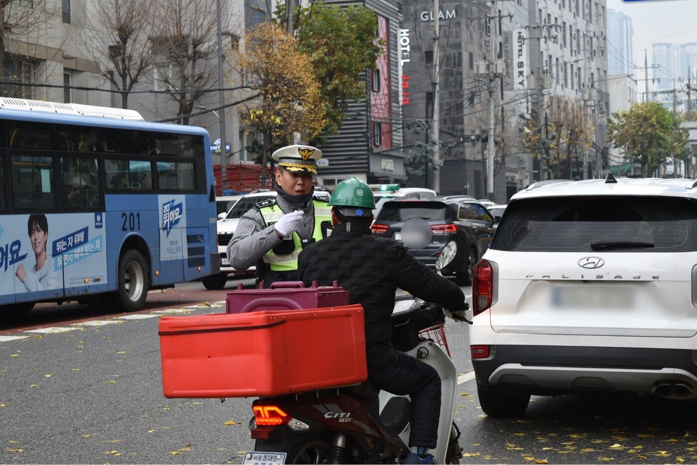 본문 이미지 - 25일 오후 서울 동대문구 회기역 앞 교차로에서 끼어들기 단속에 적발된 운전자에게 경찰이 교통 법규를 설명 중이다./동대문경찰서 제공