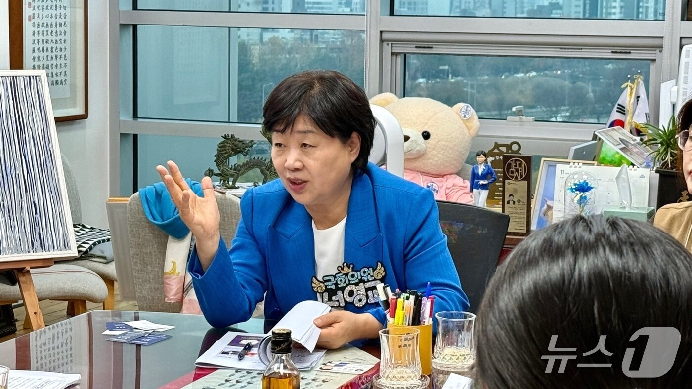 본문 이미지 - 전날 서영교 더불어민주당 의원이 식품의약품안전처 마약안전정책과와 함께 술이나 음료에 마약을 빠뜨리는 일명 '퐁당마약범죄'로 인한 피해를 막기 위한 계획을 논의하고 있다. (의원실 제공)