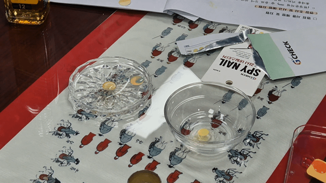 본문 이미지 - 권오석 성균관대 나노공학과 부교수가 개발한 'GHB 검출 휴대용 키트'. GHB(물뽕)가 들어간 위스키를 떨어뜨리자 키트가 반응하며 색이 붉게 변하고 있다. 2025.11.25/뉴스1