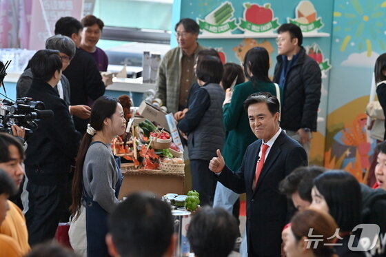 본문 이미지 - 김태흠 지사가 지난 21일 도청 문예회관에서 열린 &#39;2025년 청년 농업인 문화콘서트&#39;에 참석해 청년들이 생산한 농산물을 시식하고 엄지를 치켜 세웠다.&#40;충남도 제공. 재판매 및 DB금지&#41;/뉴스1