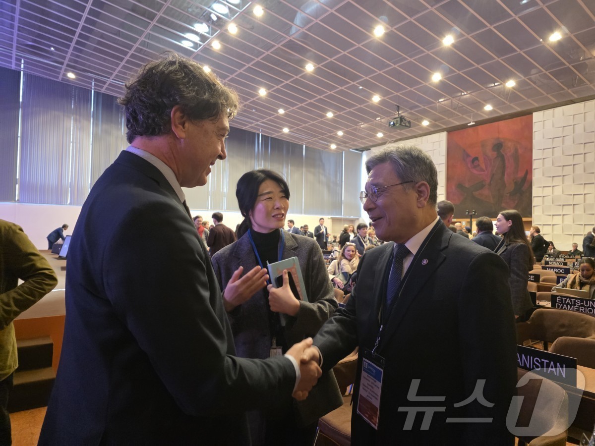 (서울=뉴스1) = 허민 국가유산청장이 24일(현지시간) 프랑스 파리 유네스코 본부에서 열린 '제25차 세계유산협약 당사국 총회'에 참석, 유네스코 관계자들과 환담하고 있다. (국 …