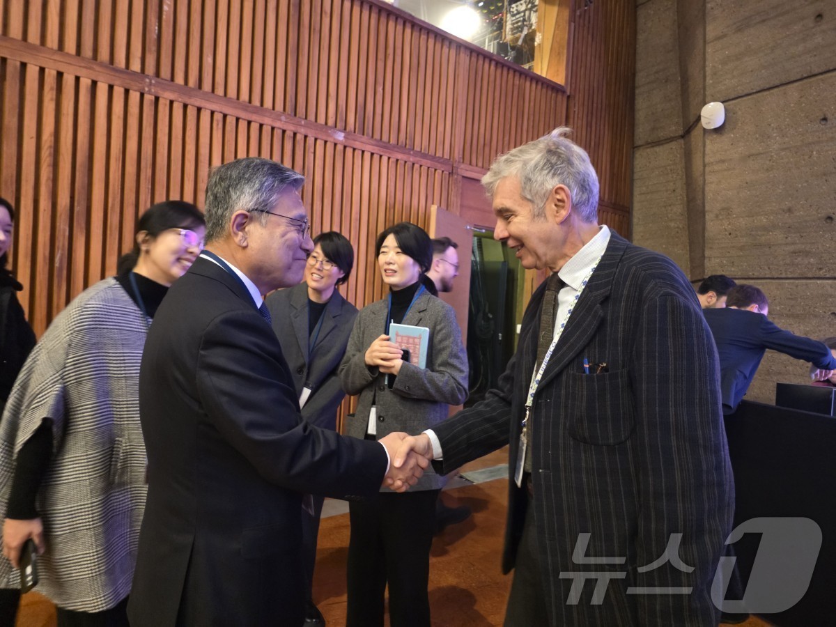 (서울=뉴스1) = 허민 국가유산청장이 24일(현지시간) 프랑스 파리 유네스코 본부에서 열린 '제25차 세계유산협약 당사국 총회'에 참석, 유네스코 관계자들과 환담하고 있다. (국 …