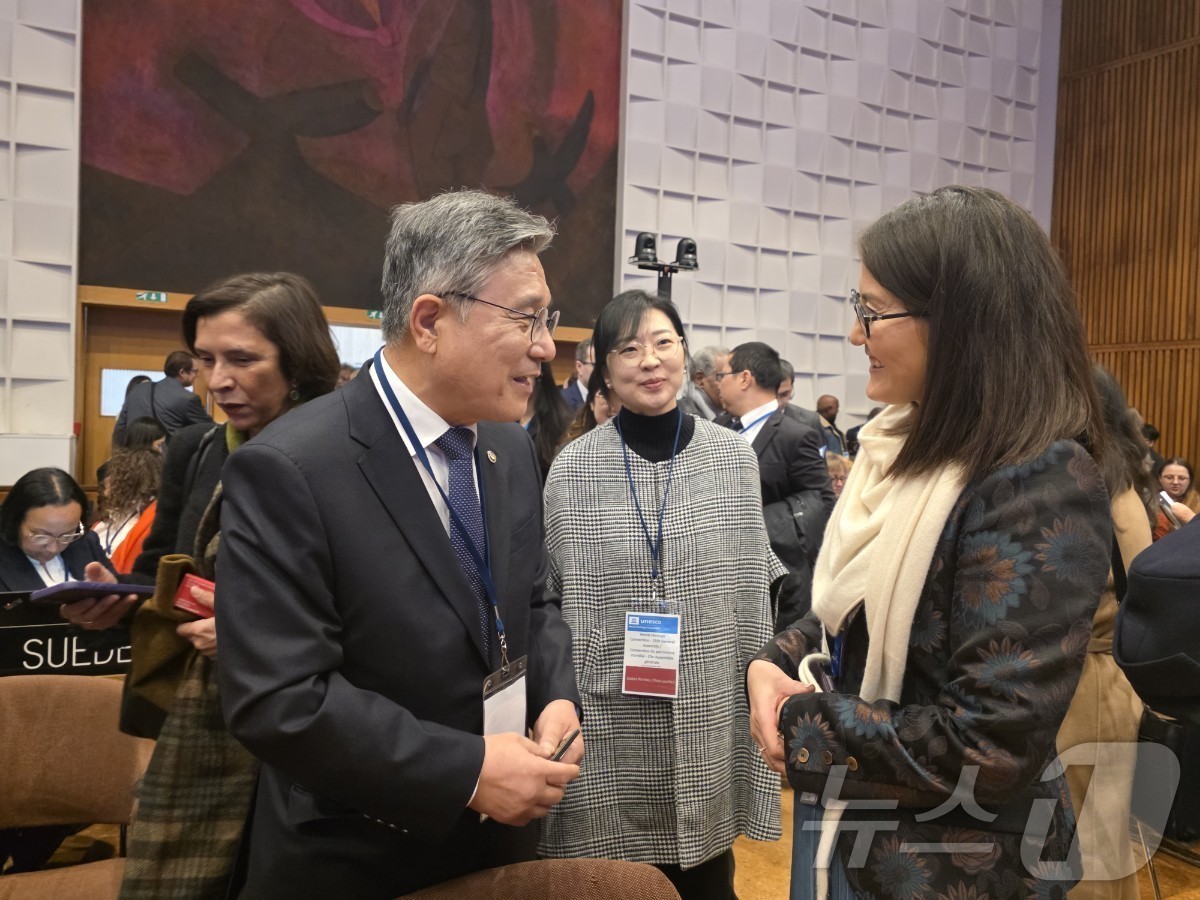 (서울=뉴스1) = 허민 국가유산청장이 24일(현지시간) 프랑스 파리 유네스코 본부에서 열린 '제25차 세계유산협약 당사국 총회'에 참석, 울람바야르 냠후 주프랑스몽골대사(오른쪽) …