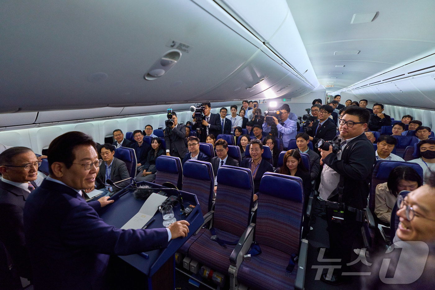 (서울=뉴스1) 이재명 기자 = G20 정상회의 일정을 마친 이재명 대통령이 23일(현지시간) 중동·아프리카 순방의 마지막 방문국인 튀르키예 앙카라로 향하는 공군 1호기에서 순방 …