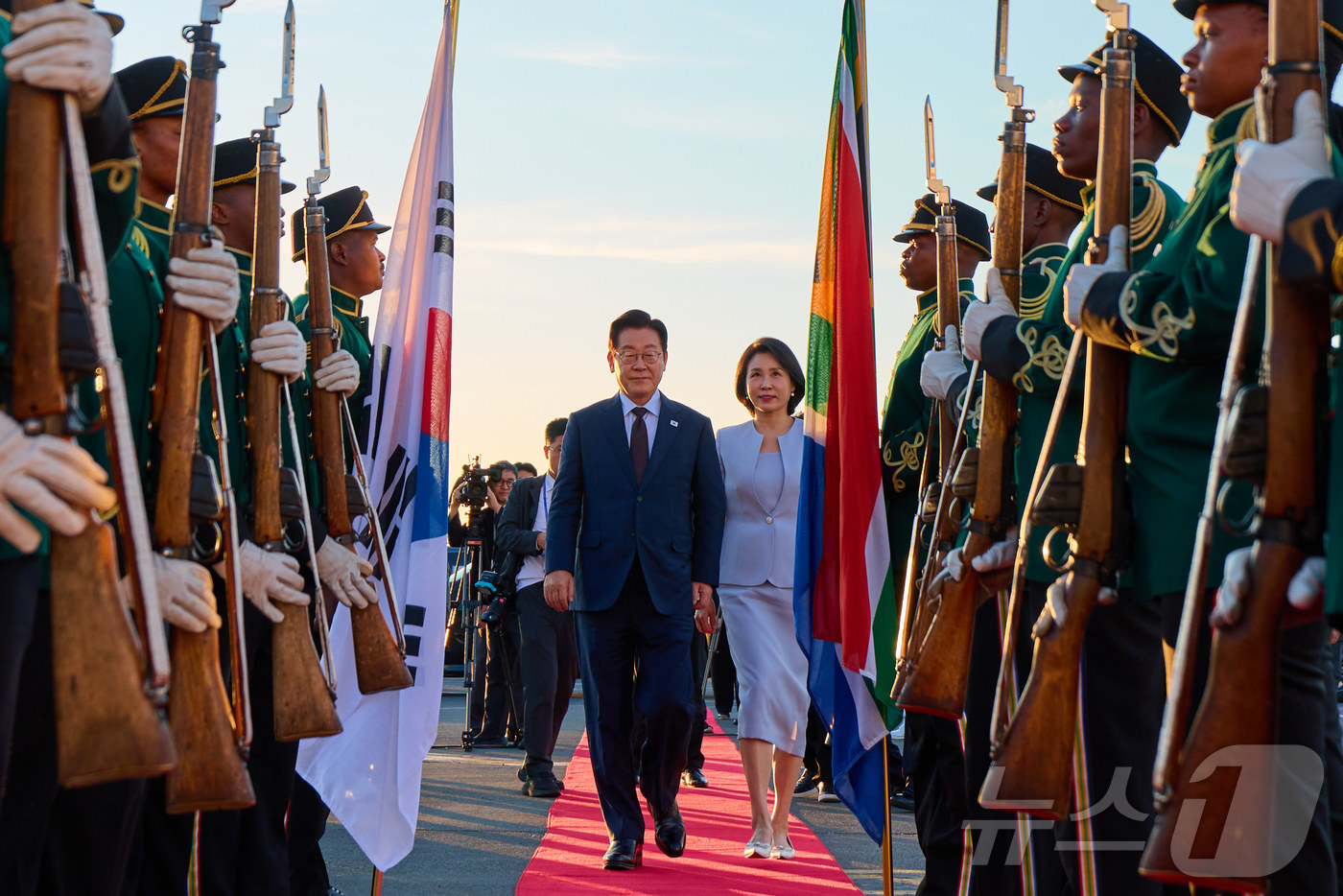 (서울=뉴스1) 이재명 기자 = G20 정상회의 일정을 마친 이재명 대통령과 김혜경 여사가 23일(현지시간) 남아프리카공화국 요하네스버그 국제공항에서 튀르키예 앙카라로 출발하기 위 …