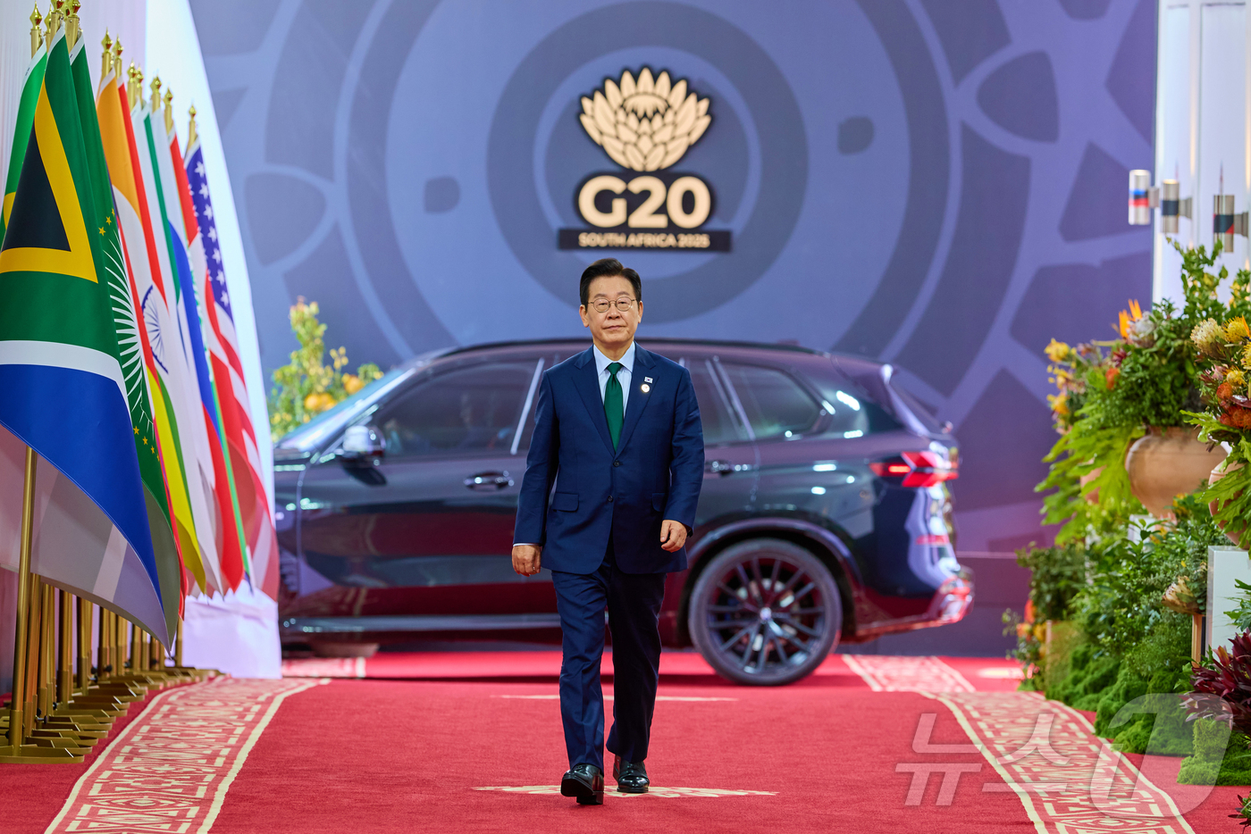 (서울=뉴스1) 이재명 기자 = 이재명 대통령이 23일(현지시간) 남아프리카공화국 요하네스버그 엑스포 센터에서 열린 G20 정상회의 제3세션에 입장하고 있다. (이재명 대통령 SN …