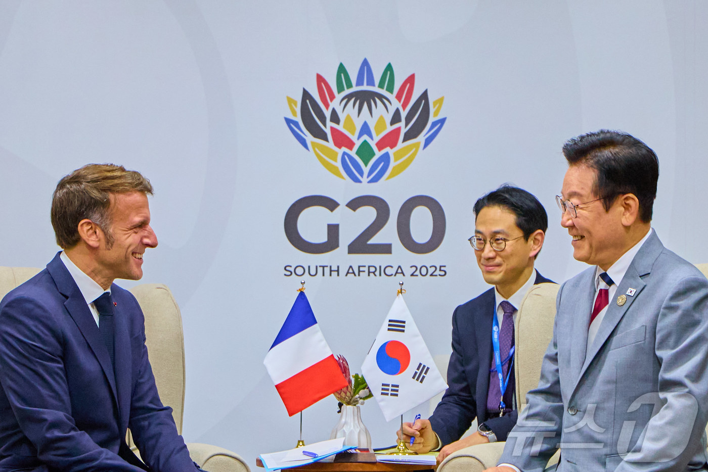 (서울=뉴스1) 이재명 기자 = 이재명 대통령과 에마뉘엘 마크롱 프랑스 대통령이 22일(현지시간) 남아프리카공화국 요하네스버그 엑스포 센터 양자회담장에서 한·프랑스 정상회담을 하고 …