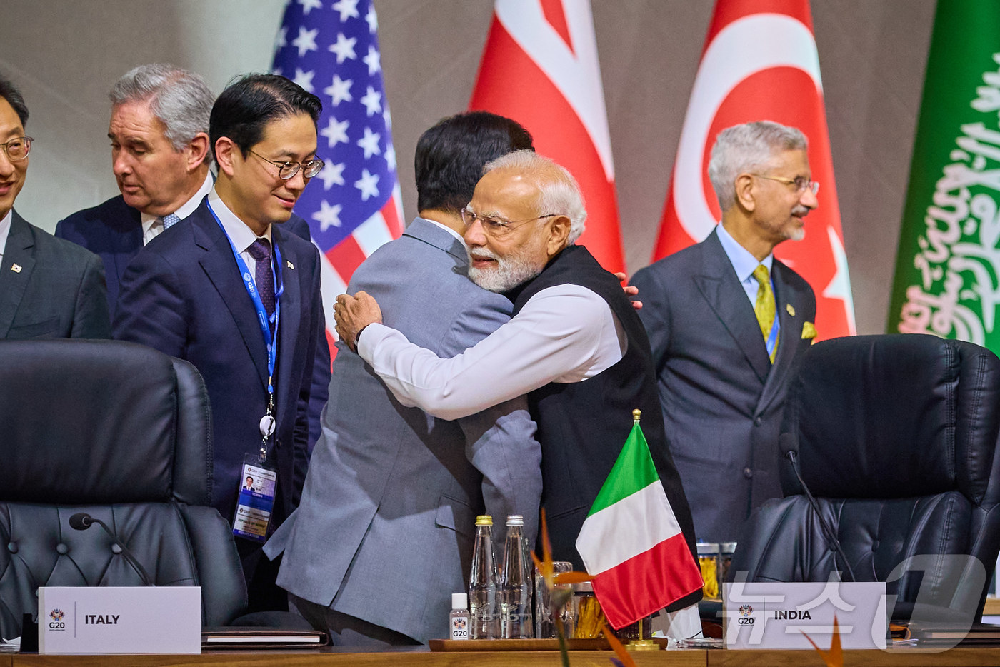 (서울=뉴스1) 이재명 기자 = 이재명 대통령이 22일(현지시간) 남아프리카공화국 요하네스버그 엑스포 센터에서 열린 G20 정상회의에 참석해 나렌드라 모디 인도 총리와 인사를 나누 …