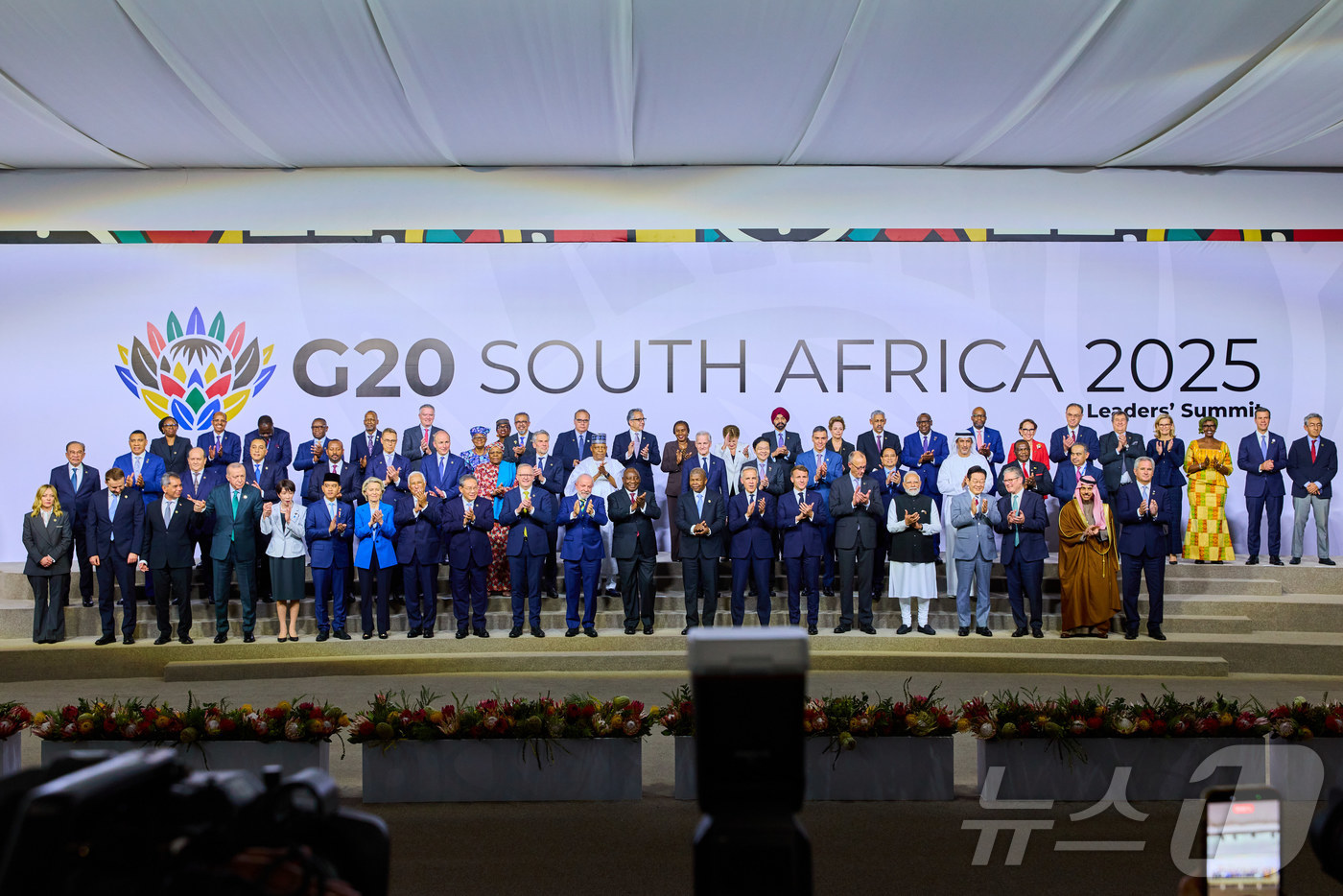 (서울=뉴스1) 이재명 기자 = 이재명(앞줄 오른쪽 네 번째) 대통령이 22일(현지시간) 남아프리카공화국 요하네스버그 엑스포 센터에서 열린 G20 정상회의에서 공식 단체사진 촬영을 …