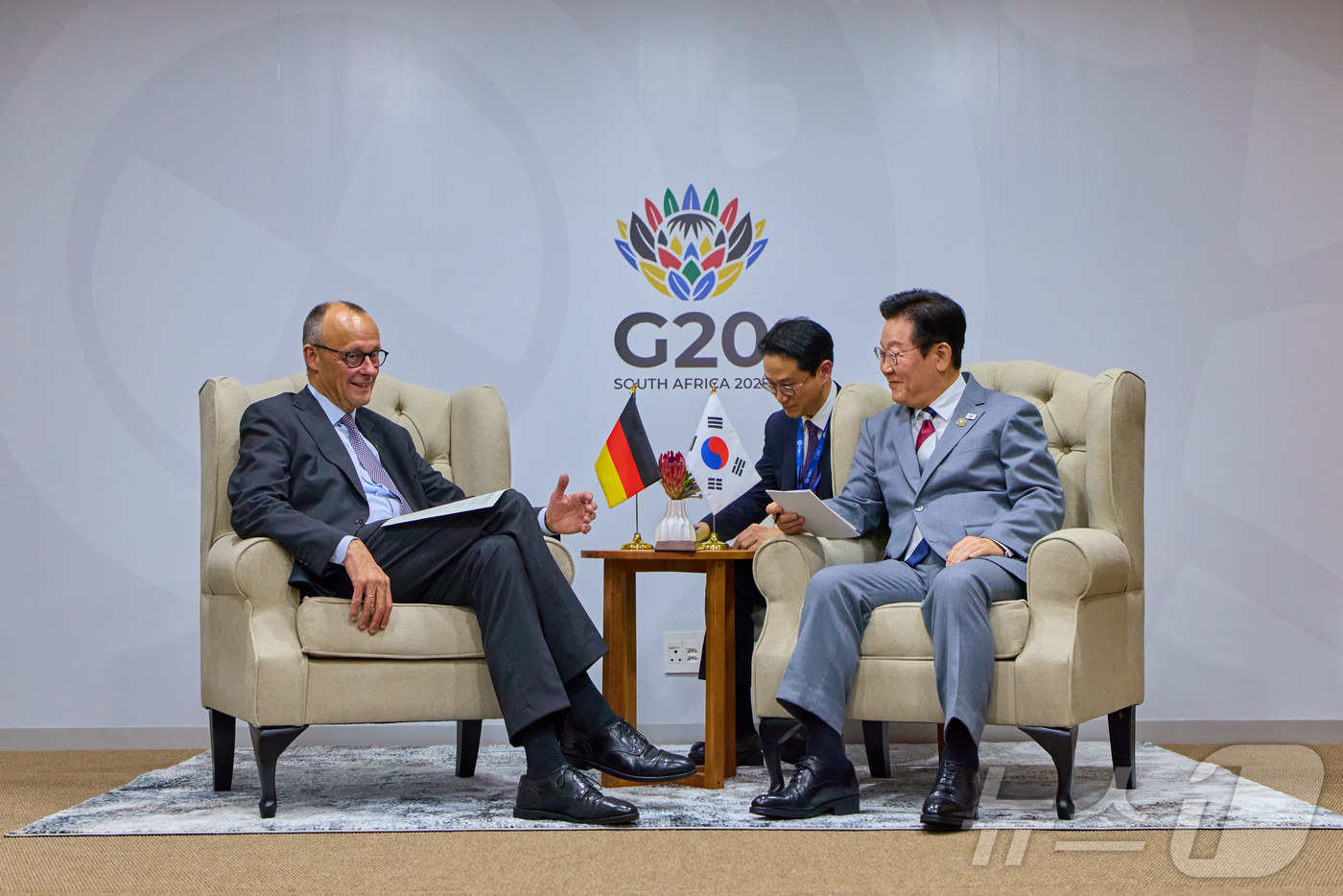 (서울=뉴스1) 이재명 기자 = 이재명 대통령과 프리드리히 메르츠 독일 총리가 22일(현지시간) 남아프리카공화국 요하네스버그 엑스포 센터 양자회담장에서 한·독일 정상회담을 하고 있 …