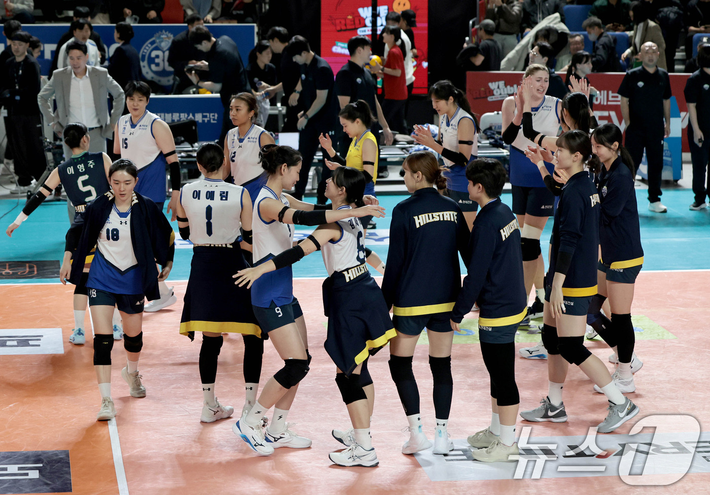 (서울=뉴스1) = 25일 대전 충무체육관에서 열린 진에어 2025-2026V리그 여자부 현대건설과 정관장의 경기에서 승리한 현대건설 선수들이 기쁨을 나누고 있다. (현대건설 배구 …
