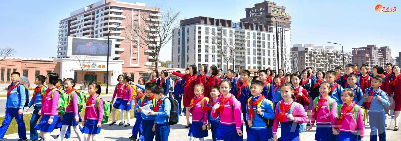 (평양 노동신문=뉴스1) = 북한 노동당 기관지 노동신문은 26일 어린 학생들의 모습을 조명하며 "위대한 우리 국가제일주의 시대를 빛내기 위해서는 조국의 미래인 학생들을 위한 정책 …