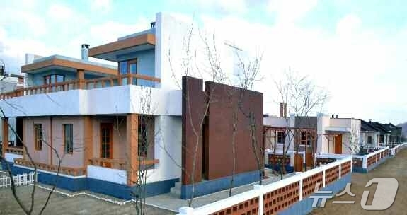 (평양 노동신문=뉴스1) = 북한 노동당 기관지 노동신문은 26일 경흥군 태양농장과 부령군 형제농장에서 살림집 입사모임이 진행됐다고 보도했다. [국내에서만 사용가능. 재배포 금지. …