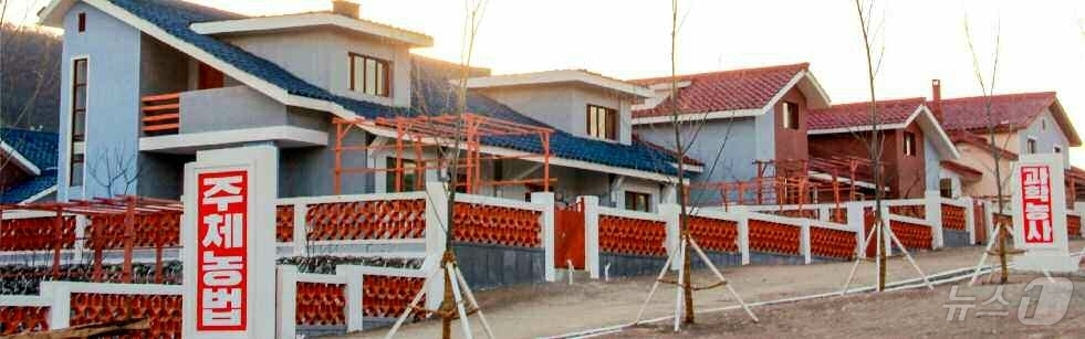 (평양 노동신문=뉴스1) = 북한 노동당 기관지 노동신문은 26일 경흥군 태양농장과 부령군 형제농장에서 살림집 입사모임이 진행됐다고 보도했다. [국내에서만 사용가능. 재배포 금지. …