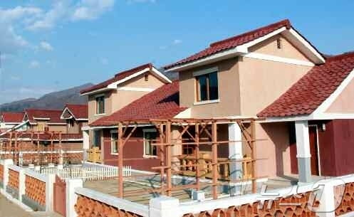 (평양 노동신문=뉴스1) = 북한 노동당 기관지 노동신문은 26일 경흥군 태양농장과 부령군 형제농장에서 살림집 입사모임이 진행됐다고 보도했다. [국내에서만 사용가능. 재배포 금지. …