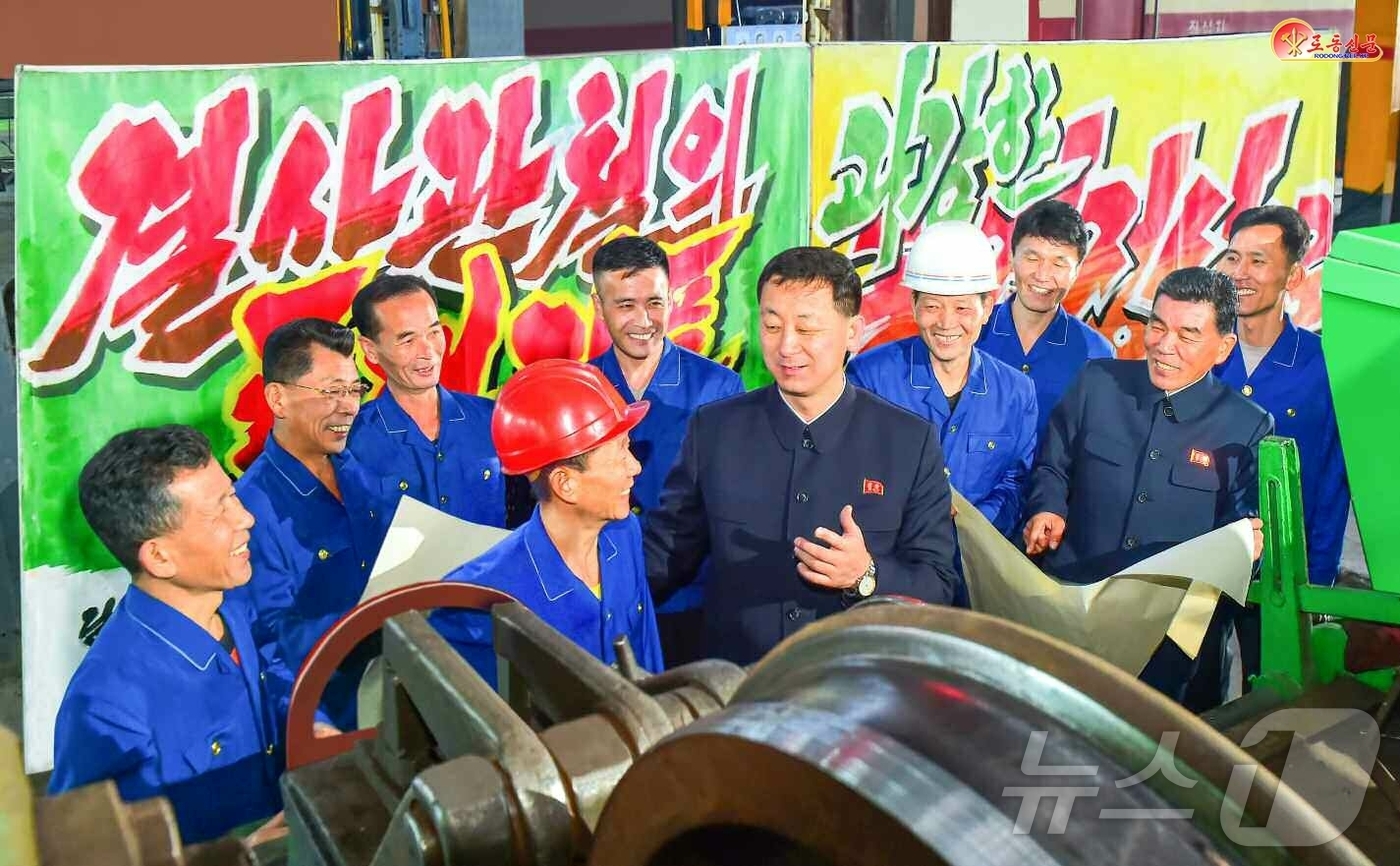 (평양 노동신문=뉴스1) = 북한 노동당 기관지 노동신문은 26일 평양객화차대의 초급당일꾼(간부)들을 조명하며 "종업원들 속에 들어가 격식없는 정치사업을 벌여야 한다"고 보도했다. …