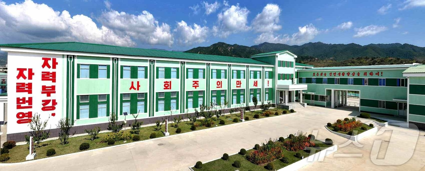 (평양 노동신문=뉴스1) = 북한 노동당 기관지 노동신문은 26일 북청군과일가공공장이 새롭게 개건돼 전날인 25일 준공식이 진행됐다고 보도했다. [국내에서만 사용가능. 재배포 금지 …