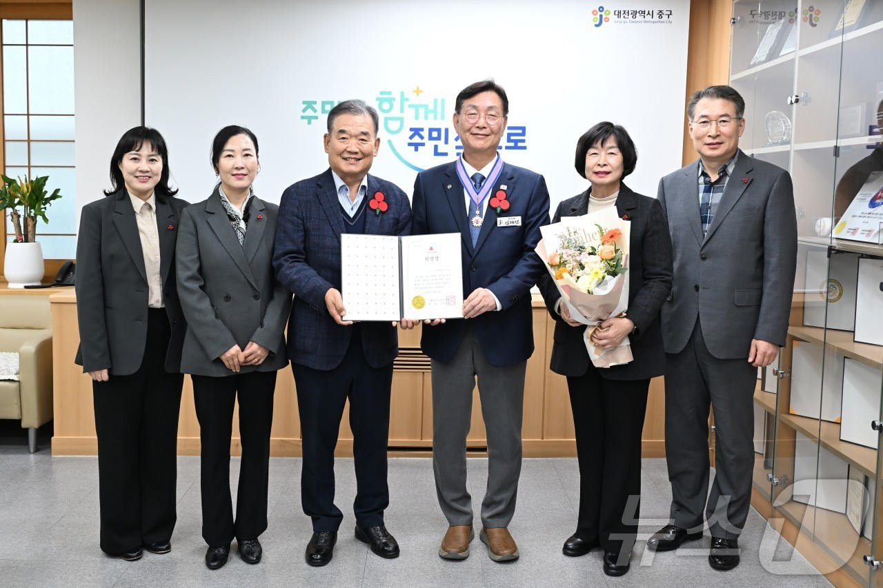 (대전=뉴스1) 김기태 기자 = 김제선 대전 중구청장(오른쪽 세 번째)이 지난 25일 구청에서 유재욱 대전사회복지공동모금회장(왼쪽 세 번째)과 사랑의 열매 희망장 수상 기념식 및 …