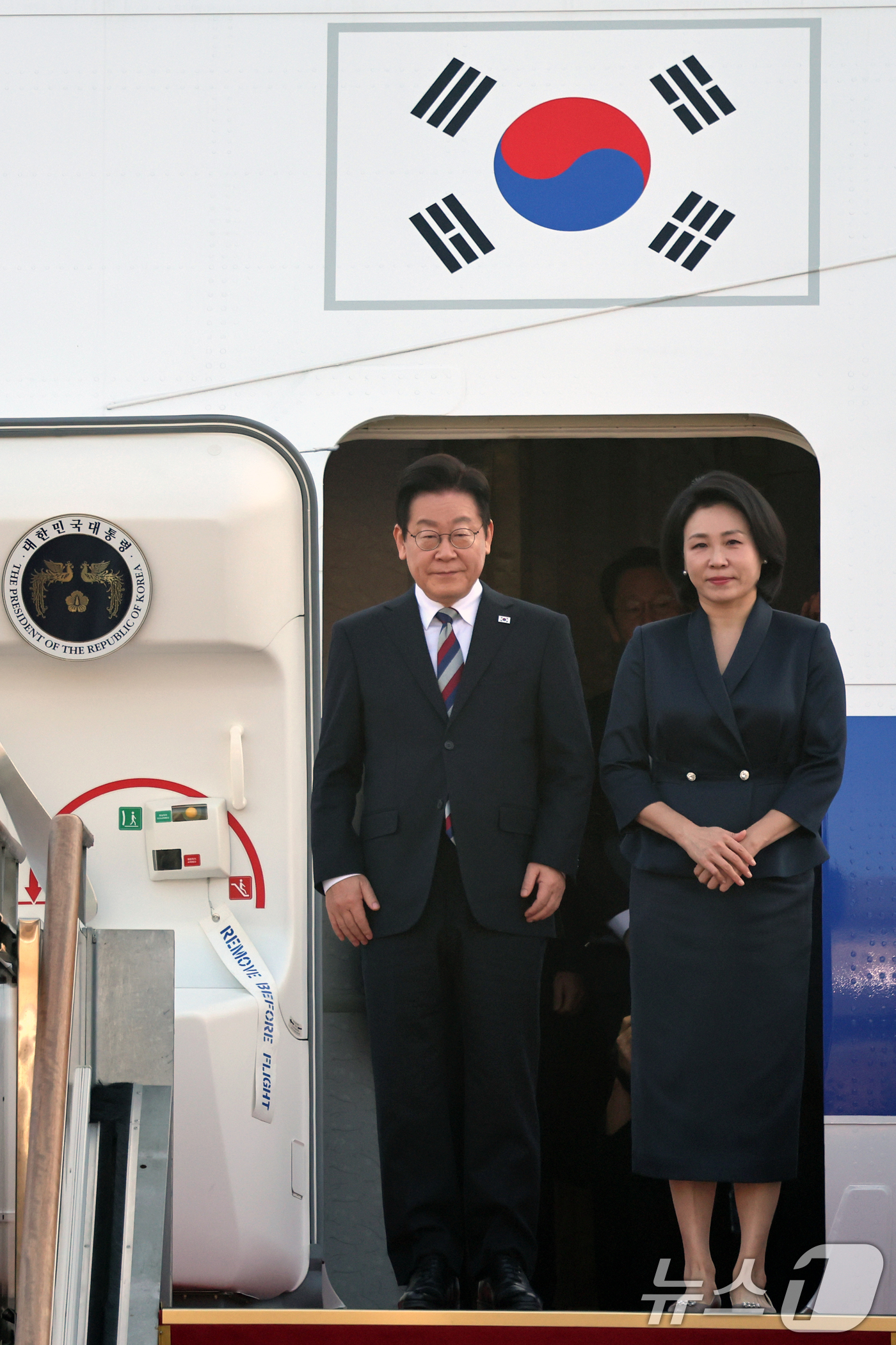 (성남=뉴스1) 황기선 기자 = 아프리카·중동 4개국 순방 일정을 마무리한 이재명 대통령과 김혜경 여사가 26일 오전 경기도 성남시 서울공항을 통해 귀국하고 있다. 2025.11. …