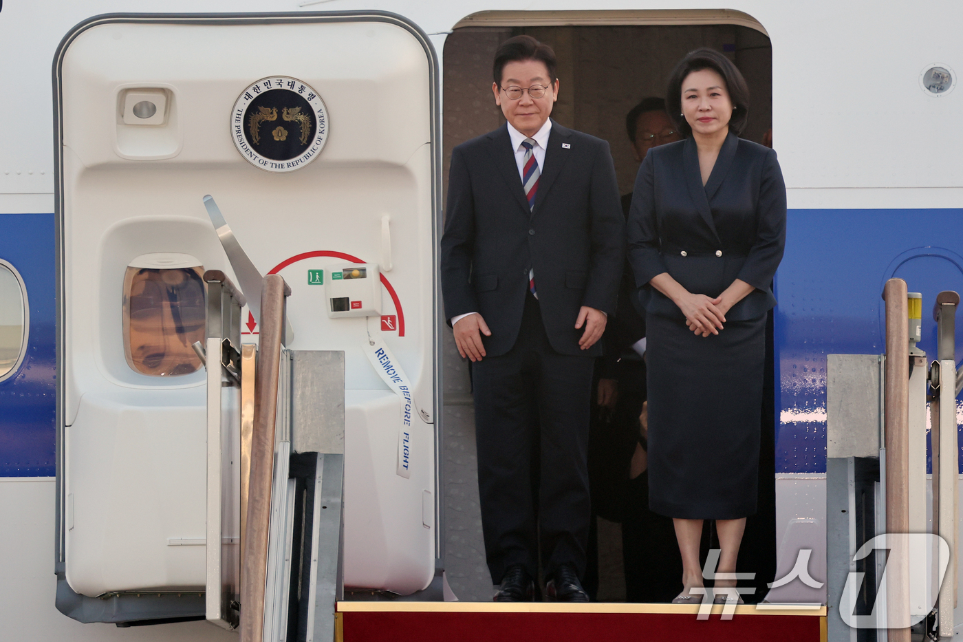 (성남=뉴스1) 황기선 기자 = 아프리카·중동 4개국 순방 일정을 마무리한 이재명 대통령과 김혜경 여사가 26일 오전 경기도 성남시 서울공항을 통해 귀국하고 있다. 2025.11. …