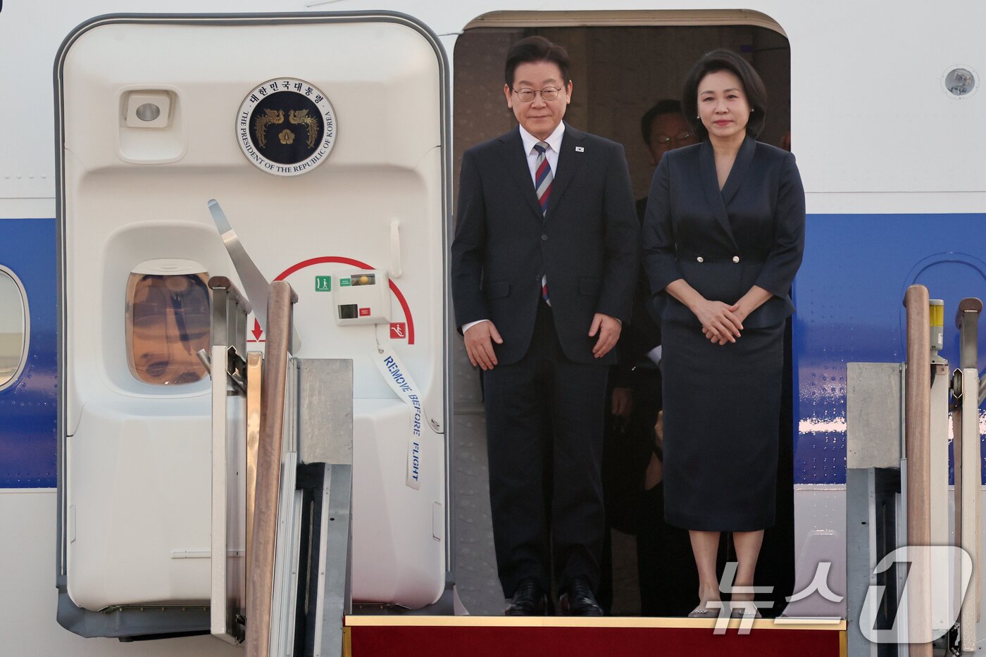 본문 이미지 - 아프리카·중동 4개국 순방 일정을 마무리한 이재명 대통령과 김혜경 여사가 26일 오전 경기도 성남시 서울공항을 통해 귀국하고 있다. 2025.11.26/뉴스1 ⓒ News1 황기선 기자