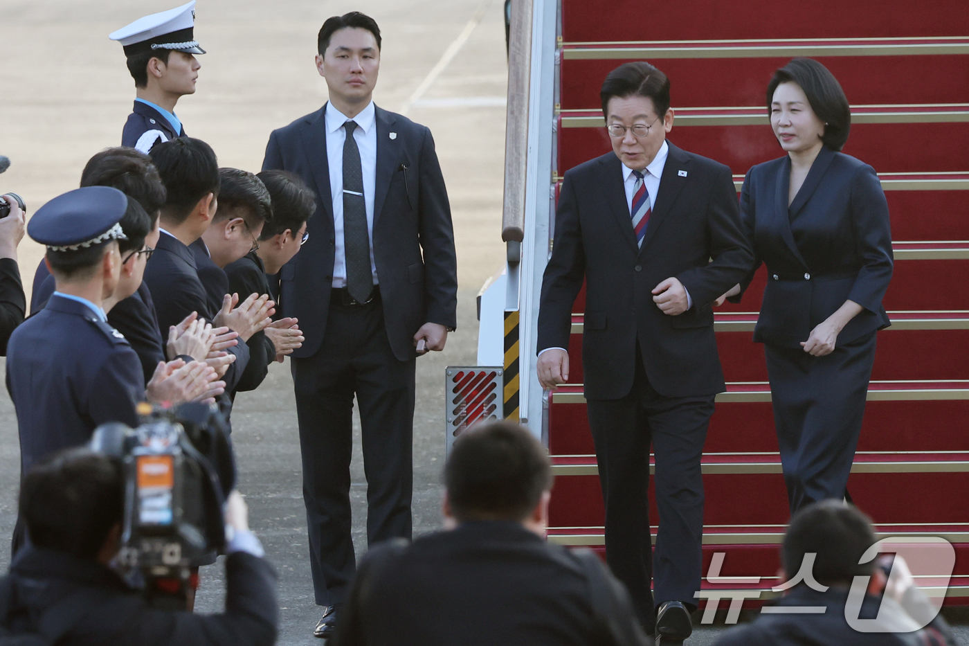 (성남=뉴스1) 황기선 기자 = 아프리카·중동 4개국 순방 일정을 마무리한 이재명 대통령과 김혜경 여사가 26일 오전 경기도 성남시 서울공항을 통해 귀국하고 있다. 2025.11. …